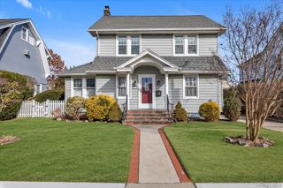 51 Huntington Avenue, Lynbrook, NY 11563
