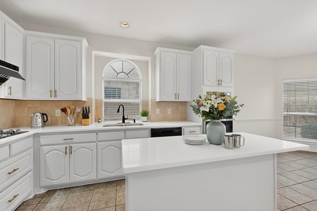 2808 Saint Mark Drive, Mansfield, TX 76063