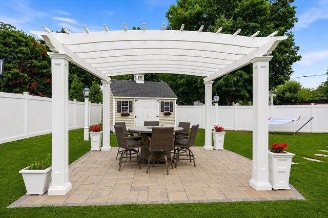 15 Riverside Ct, Norwood, MA 02062