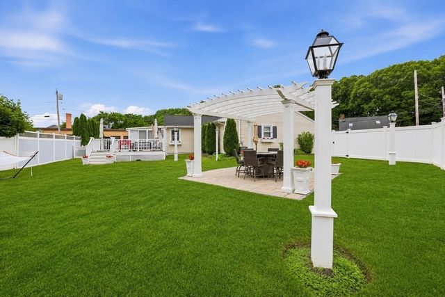 15 Riverside Ct, Norwood, MA 02062