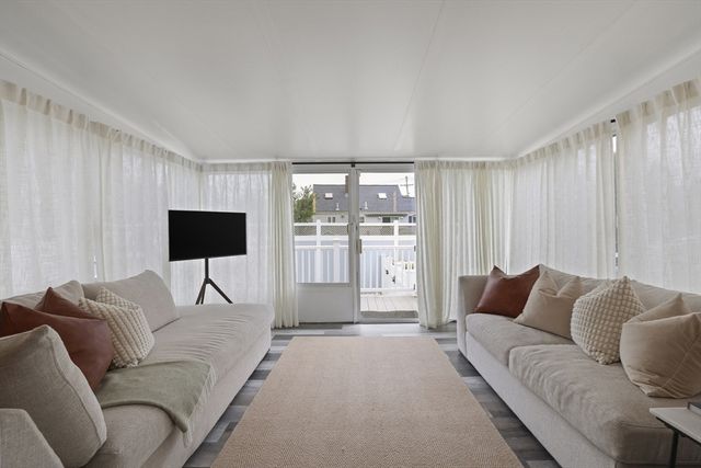 15 Riverside Ct, Norwood, MA 02062