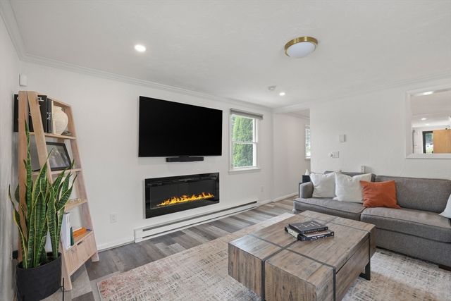 15 Riverside Ct, Norwood, MA 02062