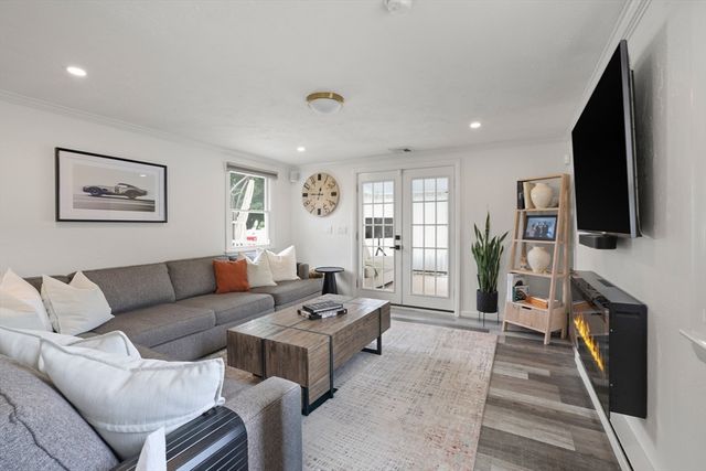15 Riverside Ct, Norwood, MA 02062