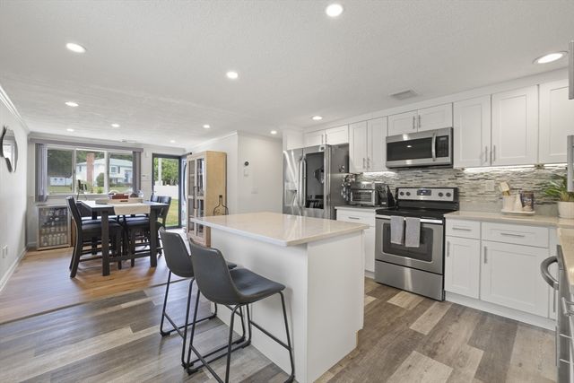 15 Riverside Ct, Norwood, MA 02062