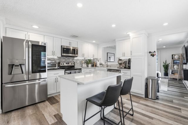15 Riverside Ct, Norwood, MA 02062