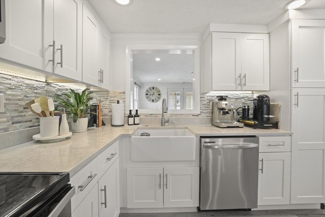 15 Riverside Ct, Norwood, MA 02062