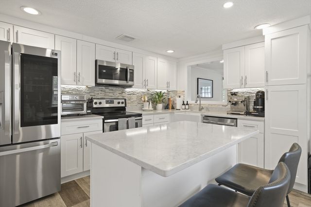 15 Riverside Ct, Norwood, MA 02062