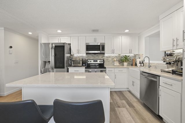 15 Riverside Ct, Norwood, MA 02062