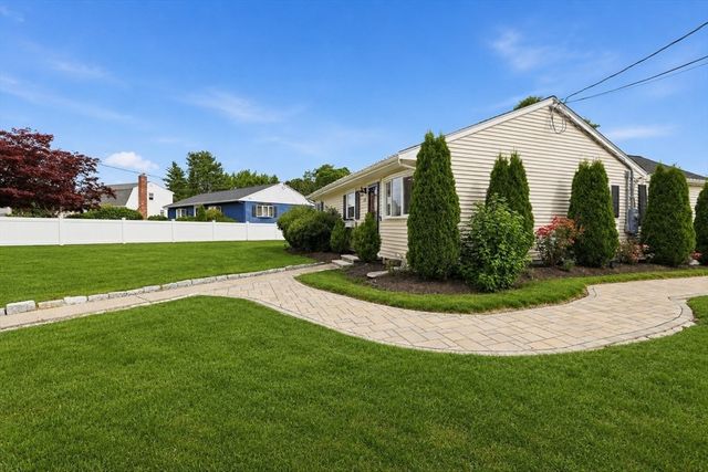 15 Riverside Ct, Norwood, MA 02062