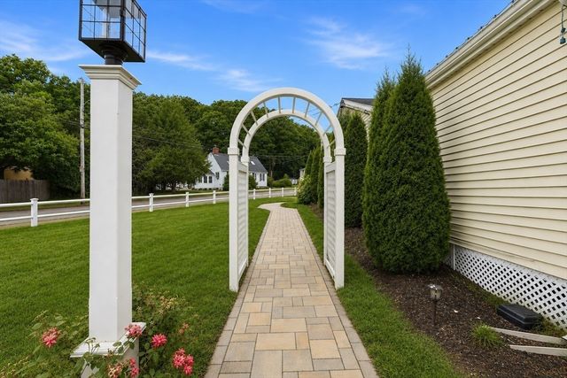 15 Riverside Ct, Norwood, MA 02062