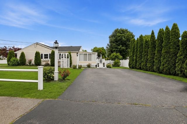 15 Riverside Ct, Norwood, MA 02062