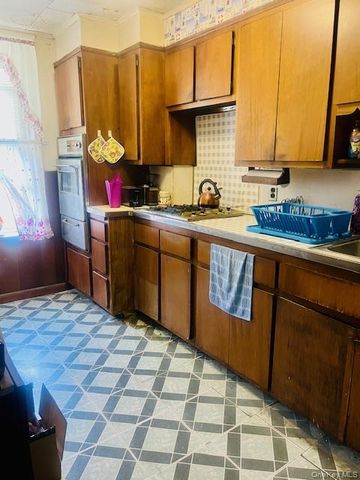 8692 102nd Street, Richmond Hill, NY 11418