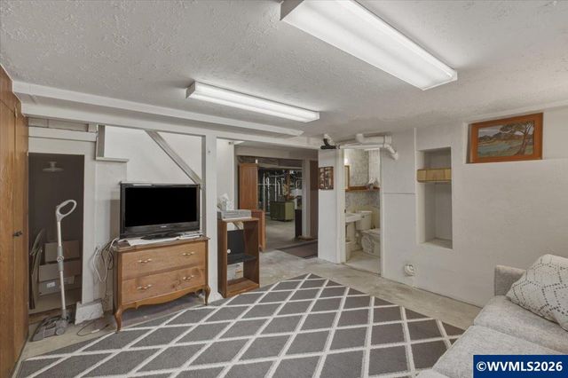 350 19th St NE, Salem, OR 97301