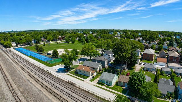 2421 5th Street, Trenton, MI 48183