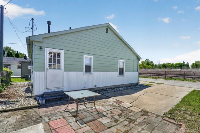 2421 5th Street, Trenton, MI 48183
