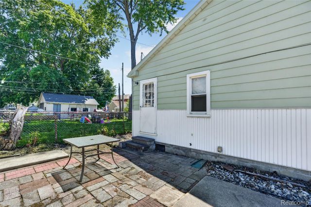 2421 5th Street, Trenton, MI 48183