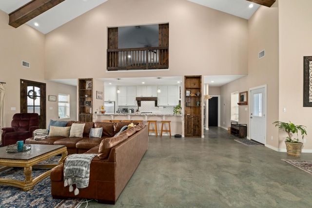 1138 Creekside LN, Weimar, TX 78962