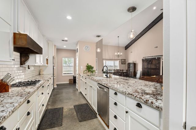 1138 Creekside LN, Weimar, TX 78962