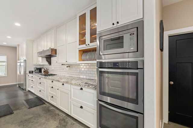 1138 Creekside LN, Weimar, TX 78962