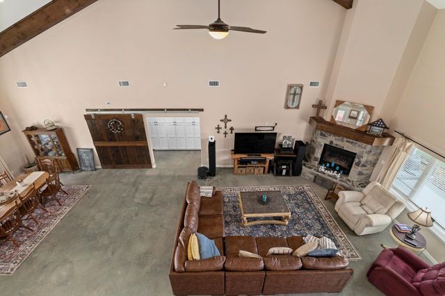 1138 Creekside LN, Weimar, TX 78962