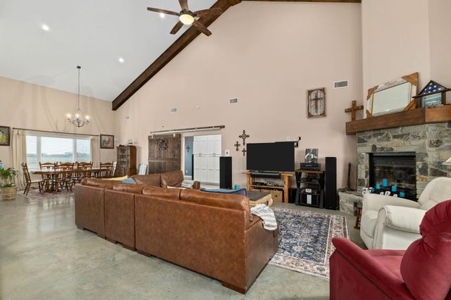 1138 Creekside LN, Weimar, TX 78962