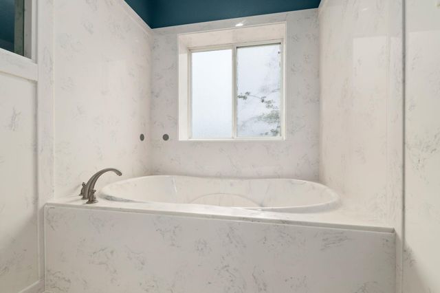 1138 Creekside LN, Weimar, TX 78962