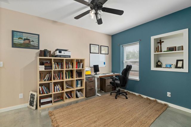 1138 Creekside LN, Weimar, TX 78962