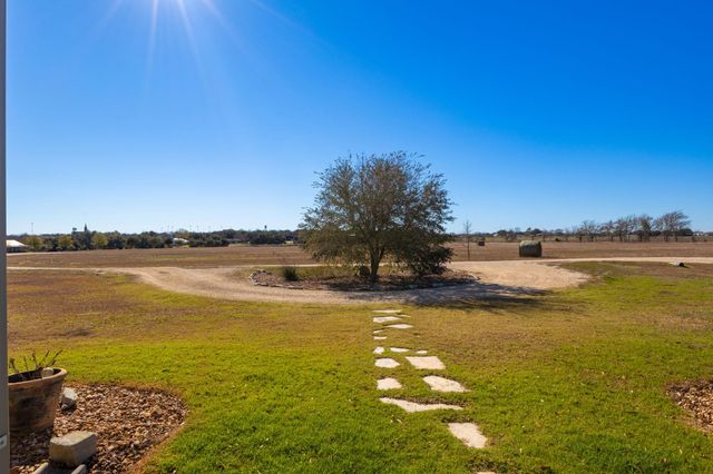 1138 Creekside LN, Weimar, TX 78962