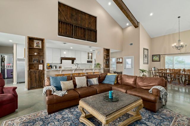 1138 Creekside LN, Weimar, TX 78962