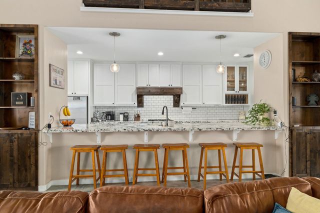 1138 Creekside LN, Weimar, TX 78962