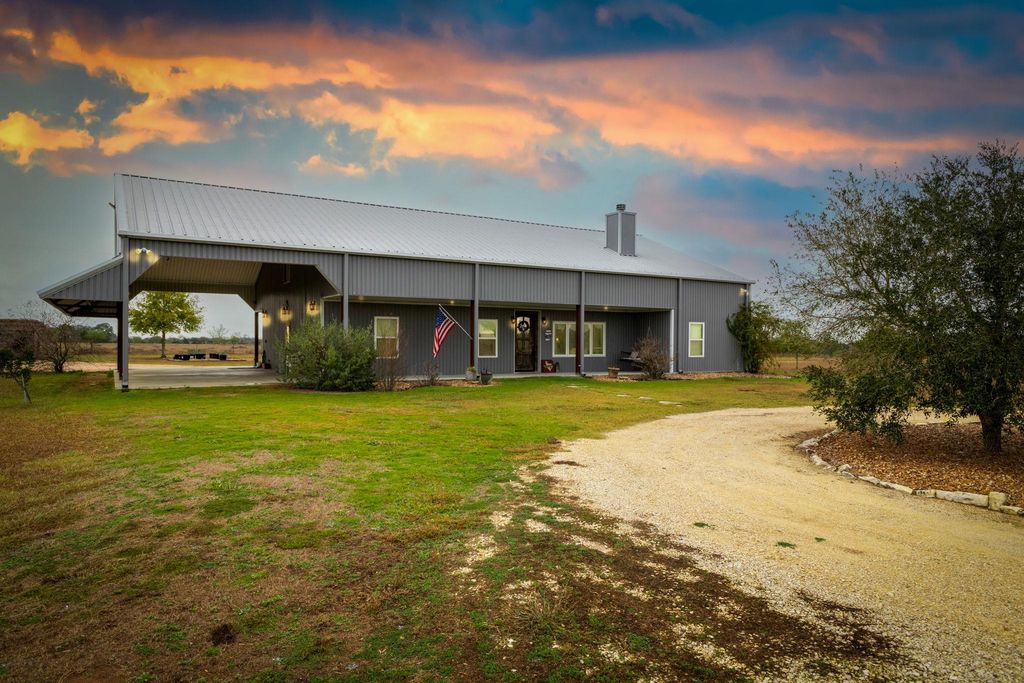 1138 Creekside LN, Weimar, TX 78962