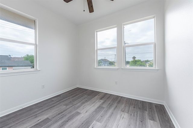 1101 54th Street, Galveston, TX 77551