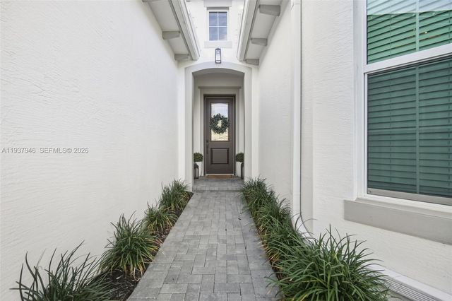 5413 Pecan Dr, Loxahatchee, FL 33470