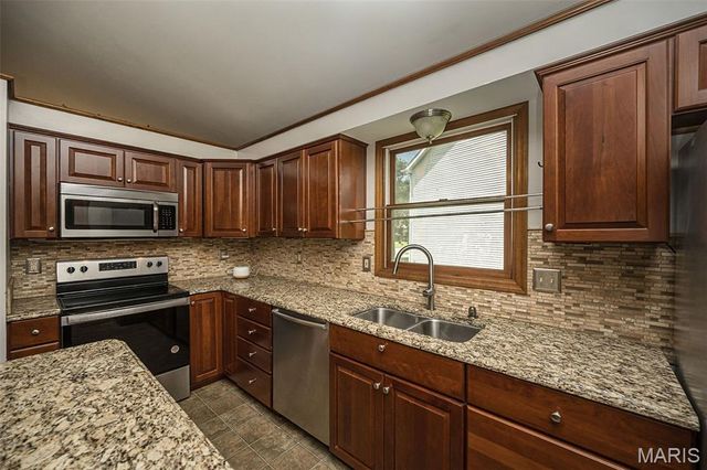 16740 N Fork Ridge Drive, Florissant, MO 63034