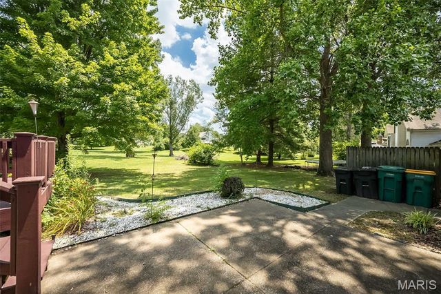 16740 N Fork Ridge Drive, Florissant, MO 63034