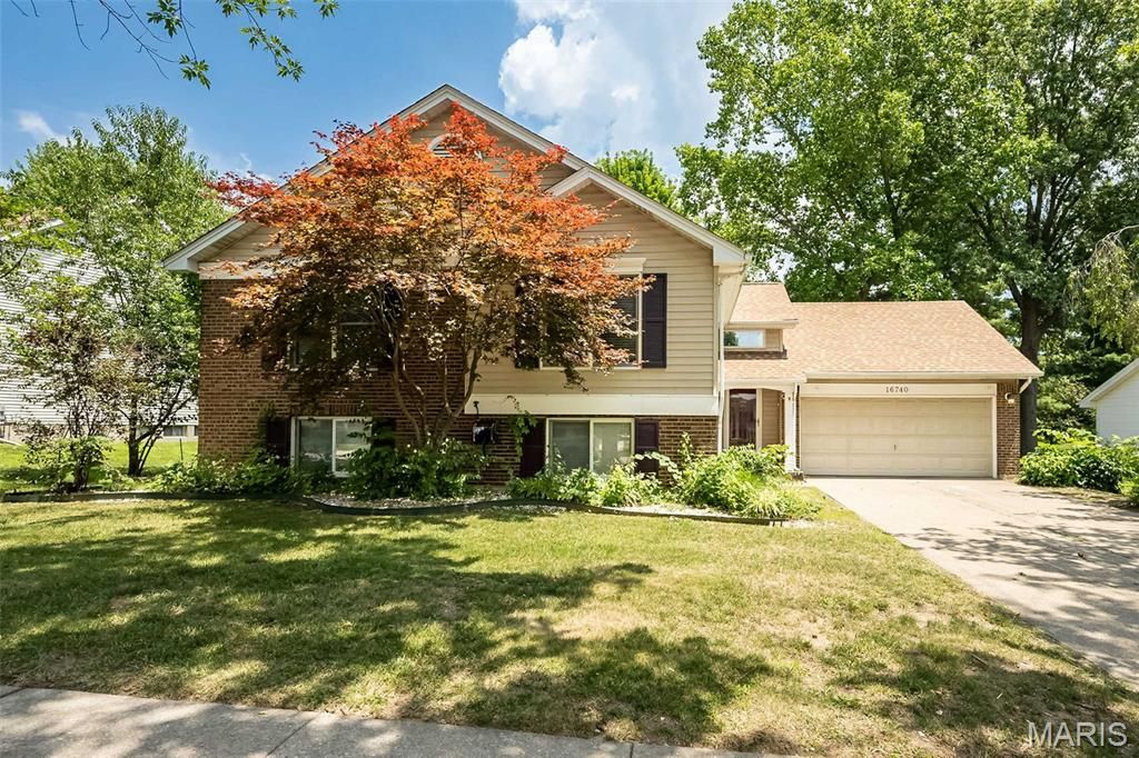 16740 N Fork Ridge Drive, Florissant, MO 63034