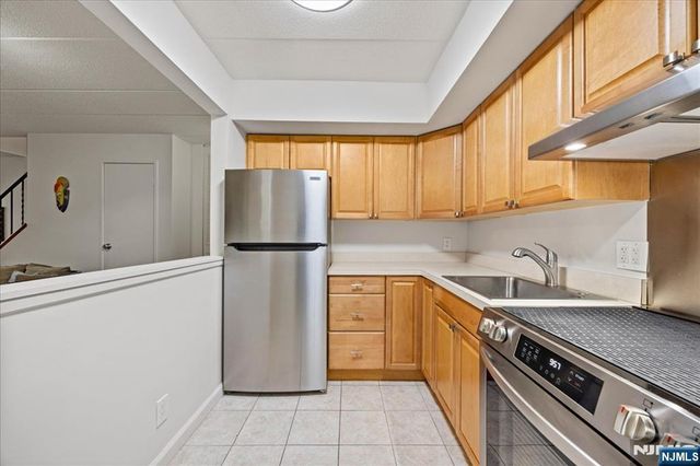 33 Poplar Avenue 8, Hackensack, NJ 07601
