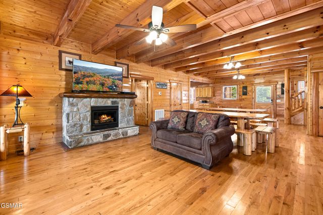 1009 Cricket Wood Way, Sevierville, TN 37862