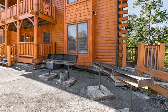 1009 Cricket Wood Way, Sevierville, TN 37862