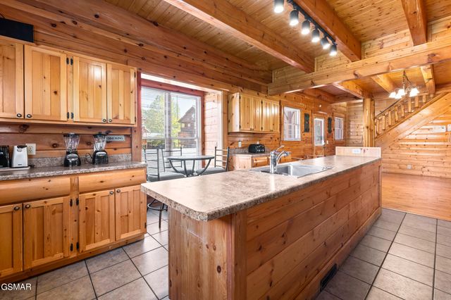 1009 Cricket Wood Way, Sevierville, TN 37862