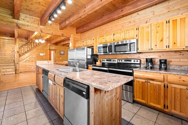 1009 Cricket Wood Way, Sevierville, TN 37862