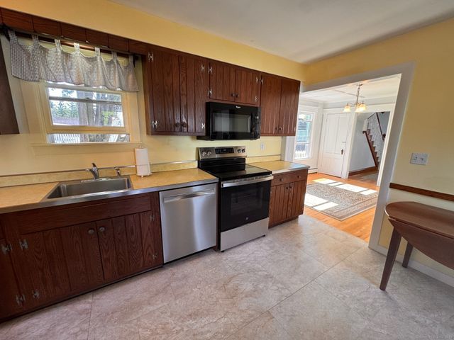 17 High Street, Groton, CT 06340