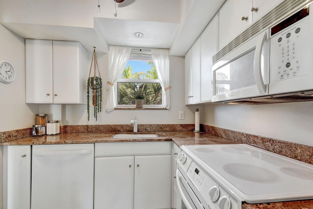Image 10 of property listing at 3030 S Ocean Boulevard 328, Palm Beach, FL 33480