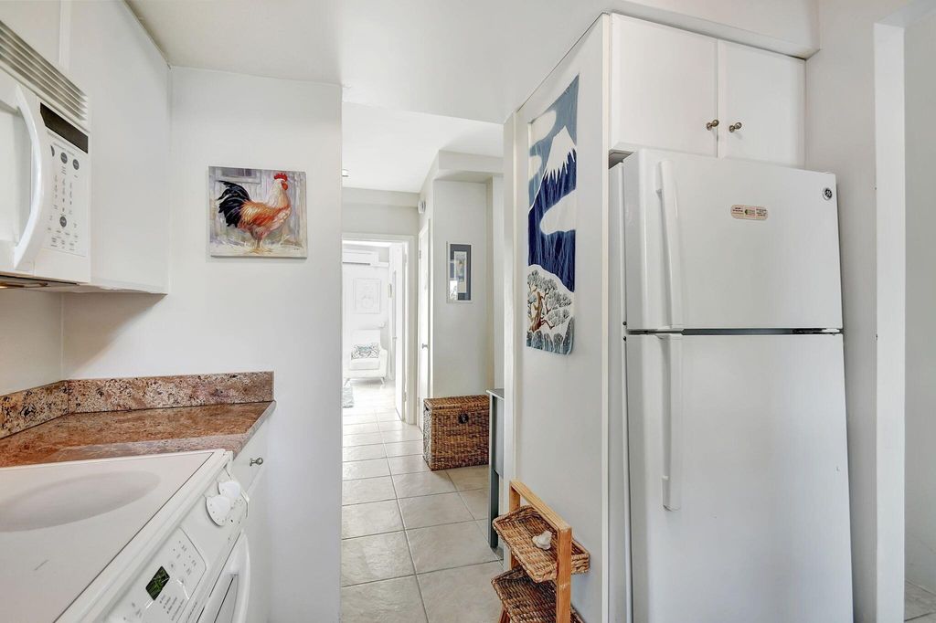 Image 11 of property listing at 3030 S Ocean Boulevard 328, Palm Beach, FL 33480