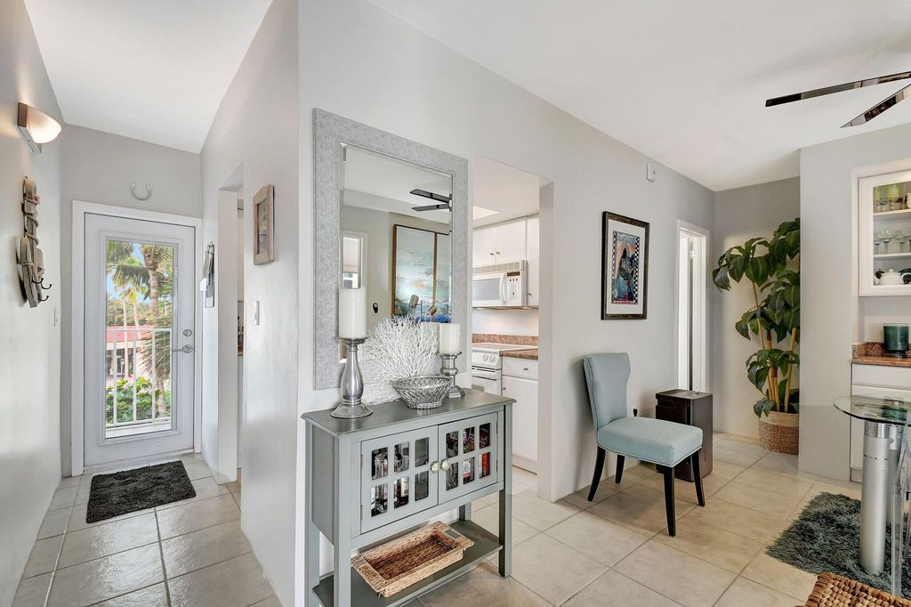 Image 14 of property listing at 3030 S Ocean Boulevard 328, Palm Beach, FL 33480