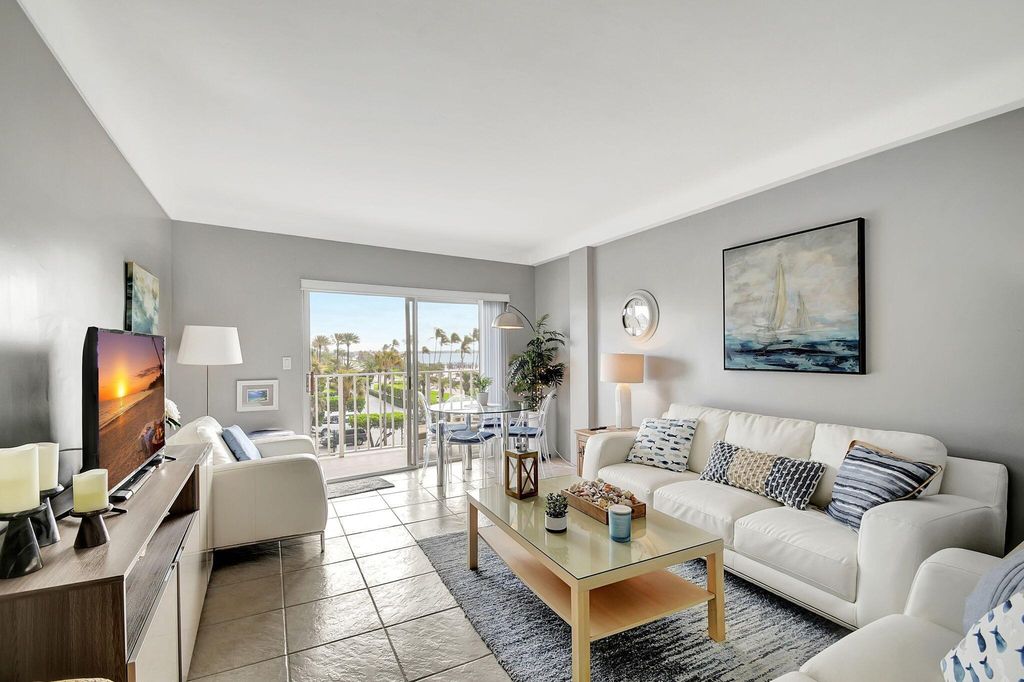 Image 15 of property listing at 3030 S Ocean Boulevard 328, Palm Beach, FL 33480