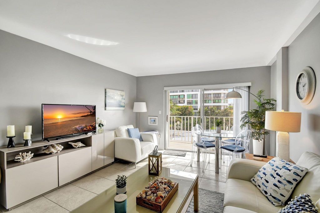 Image 16 of property listing at 3030 S Ocean Boulevard 328, Palm Beach, FL 33480