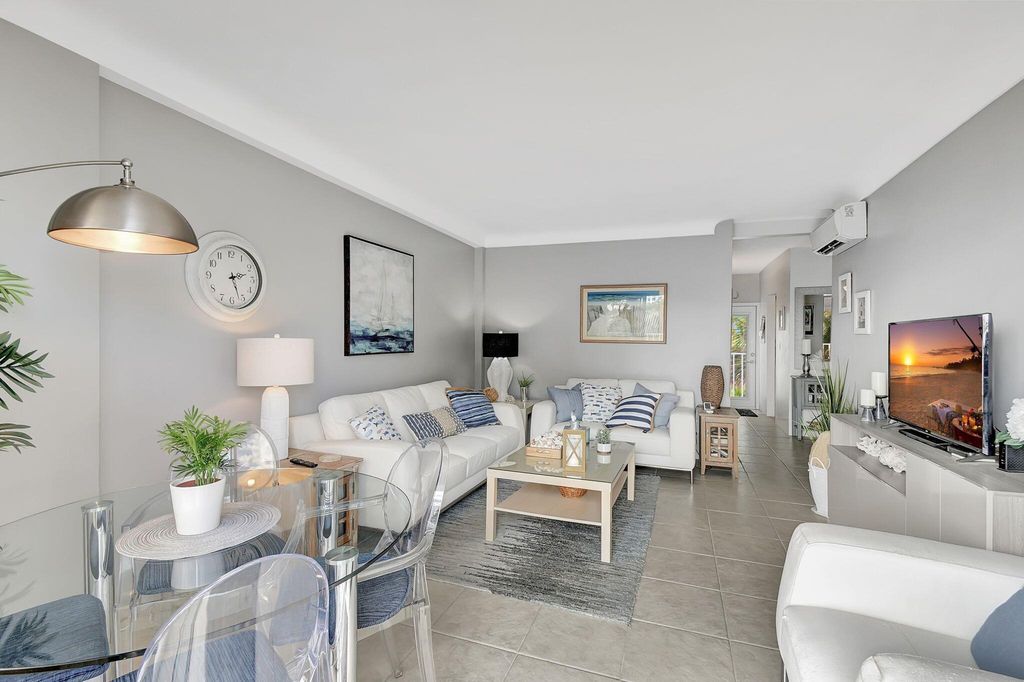 Image 17 of property listing at 3030 S Ocean Boulevard 328, Palm Beach, FL 33480