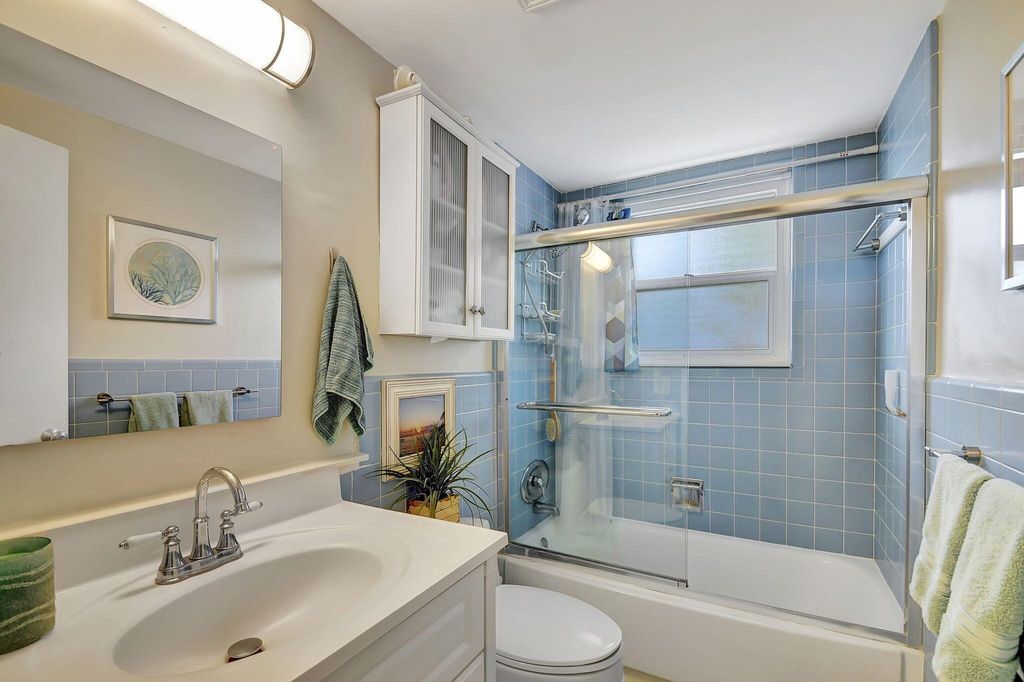 Image 22 of property listing at 3030 S Ocean Boulevard 328, Palm Beach, FL 33480