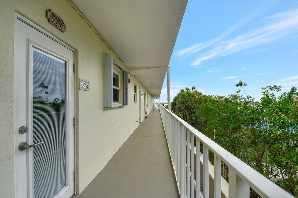 Image 26 of property listing at 3030 S Ocean Boulevard 328, Palm Beach, FL 33480